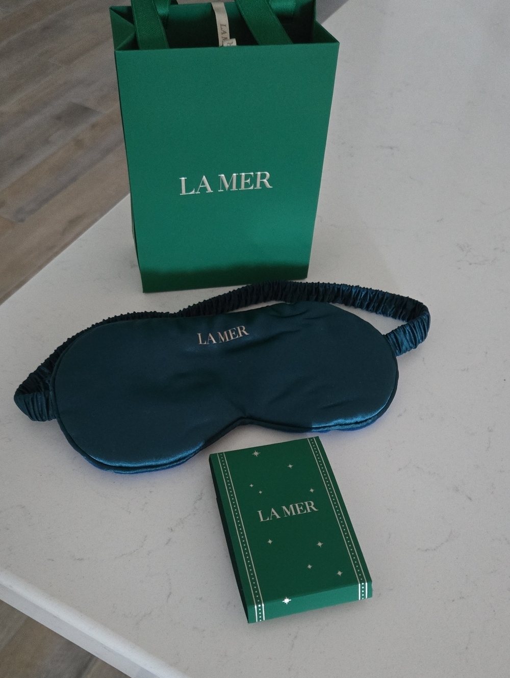 New Never Used La Mer Sleep Mask w/ Elastic Strap Deep Teal Satin & LA MER Bag